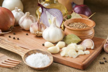 Sarımsak, soğan, kişniş, susam, karabiber, defne yaprağı, 