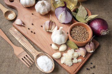 Sarımsak, soğan, kişniş, susam, karabiber, defne yaprağı, 