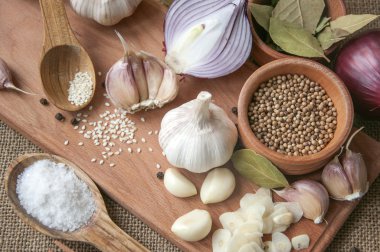 Sarımsak, soğan, kişniş, susam, karabiber, defne yaprağı, 