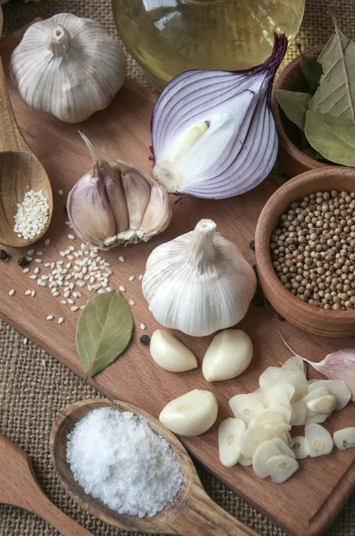 Sarımsak, soğan, kişniş, susam, karabiber, defne yaprağı, 