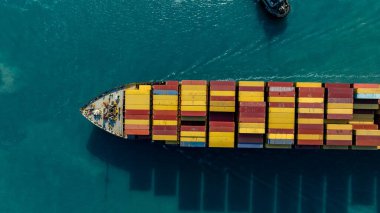 Denizde, küresel iş lojistiği ve küresel ticaret taşımacılığı, konteyner gemisi nakliyesi ithalat ihracat lojistik tedarik zinciri.