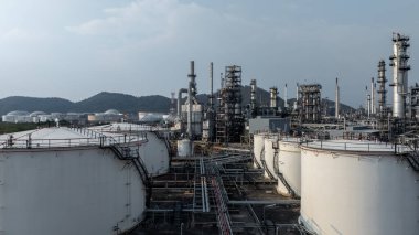 Petrol ve gaz rafinerisi arka planı, küresel iş gücü ve enerji petrokimyasal varili, Petrokimyasal rafineri endüstriyel enerji tedarik zinciri.