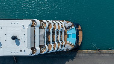 Deniz mavisi deniz üzerindeki lüks okyanus yolcu gemisi, modern seyahat tarzı lüks yolcu gemisi, modern deniz işi okyanus turizmi, küresel iş yolcu gemisi gemisi sanayisi..