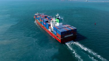 Denizde, küresel iş lojistiği ve küresel ticaret taşımacılığı, konteyner gemisi nakliyesi ithalat ihracat lojistik tedarik zinciri.