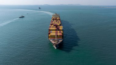 Denizde, küresel iş lojistiği ve küresel ticaret taşımacılığı, konteyner gemisi nakliyesi ithalat ihracat lojistik tedarik zinciri.