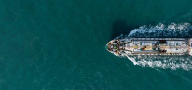 Denizdeki hava manzaralı petrol tankeri gemisi, petrol tankeri gemisi üst görüş, petrol petrol petrol petrol petrol tedarik zincirinin lojistik ve deniz taşımacılığı, denizde seyahat eden petrol tankeri gemisi..