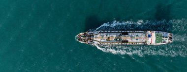 Denizdeki hava manzaralı petrol tankeri gemisi, petrol tankeri gemisi üst görüş, petrol petrol petrol petrol petrol tedarik zincirinin lojistik ve deniz taşımacılığı, denizde seyahat eden petrol tankeri gemisi..