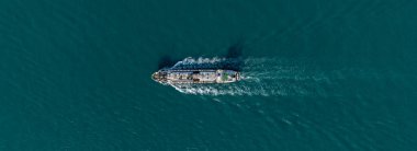 Denizdeki hava manzaralı petrol tankeri gemisi, petrol tankeri gemisi üst görüş, petrol petrol petrol petrol petrol tedarik zincirinin lojistik ve deniz taşımacılığı, denizde seyahat eden petrol tankeri gemisi..