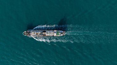 Denizdeki hava manzaralı petrol tankeri gemisi, petrol tankeri gemisi üst görüş, petrol petrol petrol petrol petrol tedarik zincirinin lojistik ve deniz taşımacılığı, denizde seyahat eden petrol tankeri gemisi..