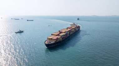 Denizde, küresel iş lojistiği ve küresel ticaret taşımacılığı, konteyner gemisi nakliyesi ithalat ihracat lojistik tedarik zinciri.