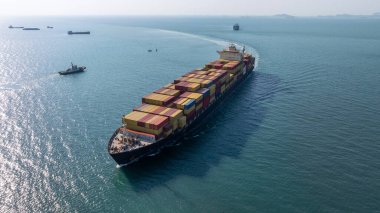 Denizde, küresel iş lojistiği ve küresel ticaret taşımacılığı, konteyner gemisi nakliyesi ithalat ihracat lojistik tedarik zinciri.