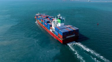 Denizde, küresel iş lojistiği ve küresel ticaret taşımacılığı, konteyner gemisi nakliyesi ithalat ihracat lojistik tedarik zinciri.