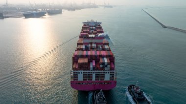 Deniz, küresel ticari lojistik ve küresel ticaret taşımacılığı konteyner gemisi, konteyner gemisi, konteyner gemisi nakliyat ithalat ihracat lojistik tedarik zinciri.