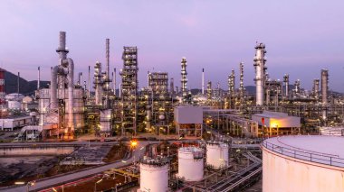 Alacakaranlıkta petrol ve gaz rafineri fabrikası, küresel iş gücü ve enerji petrokimya endüstrisi, petrol ve gaz rafinerisi petrokimyasal sanayi.