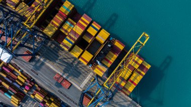 Uluslararası ticari ticari lojistik taşımacılık taşımacılığı, küresel ticaret konteynırı kargo gemisi kargo gemisi, ithalat konteynır ithalat limanı, ithalat konteynır yükleme hava görüntüsü konteynır gemisi.