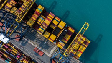 Uluslararası ticari ticari lojistik taşımacılık taşımacılığı, küresel ticaret konteynırı kargo gemisi kargo gemisi, ithalat konteynır ithalat limanı, ithalat konteynır yükleme hava görüntüsü konteynır gemisi.