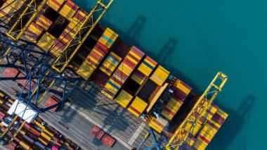 Uluslararası ticari ticari lojistik taşımacılık taşımacılığı, küresel ticaret konteynırı kargo gemisi kargo gemisi, ithalat konteynır ithalat limanı, ithalat konteynır yükleme hava görüntüsü konteynır gemisi.