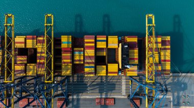 Uluslararası ticari ticari lojistik taşımacılık taşımacılığı, küresel ticaret konteynırı kargo gemisi kargo gemisi, ithalat konteynır ithalat limanı, ithalat konteynır yükleme hava görüntüsü konteynır gemisi.