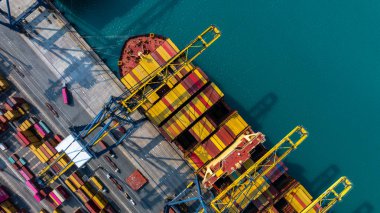 Uluslararası ticari ticari lojistik taşımacılık taşımacılığı, küresel ticaret konteynırı kargo gemisi kargo gemisi, ithalat konteynır ithalat limanı, ithalat konteynır yükleme hava görüntüsü konteynır gemisi.
