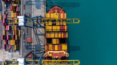 Uluslararası ticari ticari lojistik taşımacılık taşımacılığı, küresel ticaret konteynırı kargo gemisi kargo gemisi, ithalat konteynır ithalat limanı, ithalat konteynır yükleme hava görüntüsü konteynır gemisi.