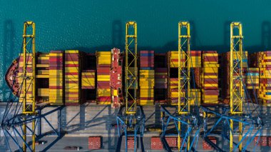 Uluslararası ticari ticari lojistik taşımacılık taşımacılığı, küresel ticaret konteynırı kargo gemisi kargo gemisi, ithalat konteynır ithalat limanı, ithalat konteynır yükleme hava görüntüsü konteynır gemisi.