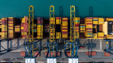 Uluslararası ticari ticari lojistik taşımacılık taşımacılığı, küresel ticaret konteynırı kargo gemisi kargo gemisi, ithalat konteynır ithalat limanı, ithalat konteynır yükleme hava görüntüsü konteynır gemisi.