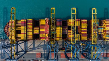 Uluslararası ticari ticari lojistik taşımacılık taşımacılığı, küresel ticaret konteynırı kargo gemisi kargo gemisi, ithalat konteynır ithalat limanı, ithalat konteynır yükleme hava görüntüsü konteynır gemisi.