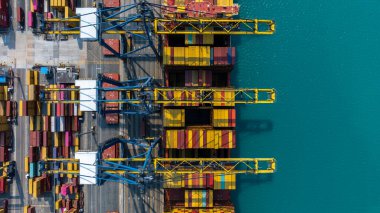 Uluslararası ticari ticari lojistik taşımacılık taşımacılığı, küresel ticaret konteynırı kargo gemisi kargo gemisi, ithalat konteynır ithalat limanı, ithalat konteynır yükleme hava görüntüsü konteynır gemisi.