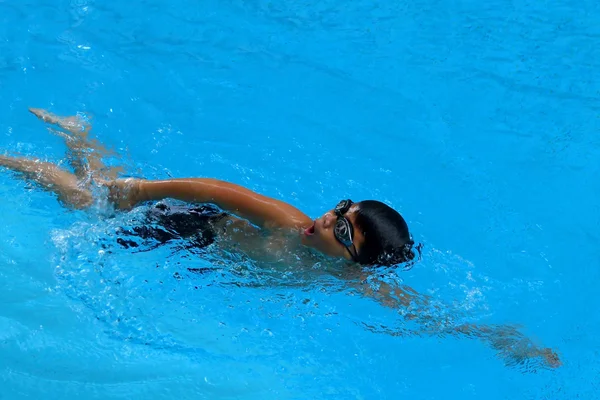 Счастливый мальчик плавает в бассейне - стиль переднего ползания Лицензионные Стоковые Фото