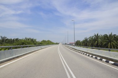 Kırsal karayolu otoyol hız sürücü yolculuk, boş Özgürlük Köprüsü rota hareket gezisi için için