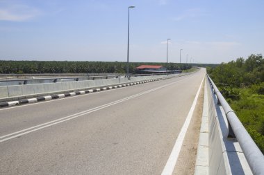 Kırsal karayolu otoyol hız sürücü yolculuk, boş Özgürlük Köprüsü rota hareket gezisi için için