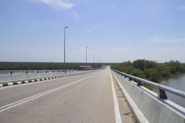 Kırsal karayolu otoyol hız sürücü yolculuk, boş Özgürlük Köprüsü rota hareket gezisi için için