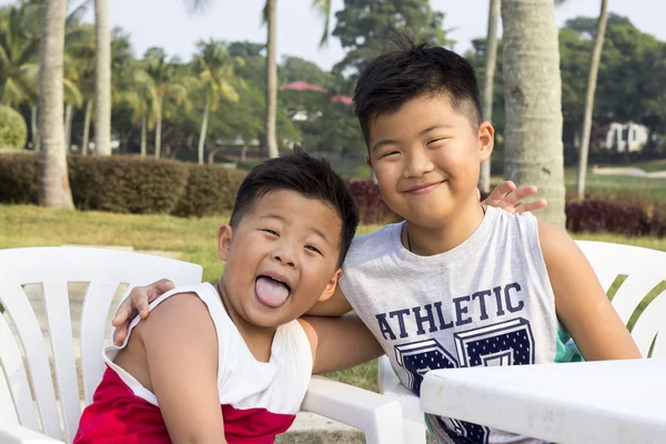 Feliz asiático criança desfrutar verão férias, família férias viagem com menino juntos lazer diversão — Fotografia de Stock