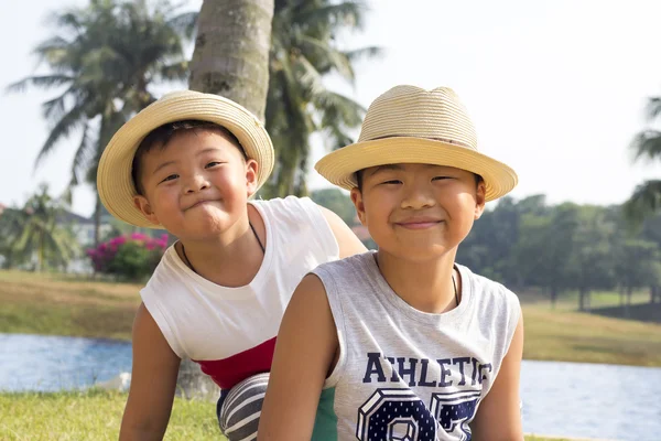 Feliz asiático criança desfrutar verão férias, família férias viagem com menino juntos lazer diversão — Fotografia de Stock