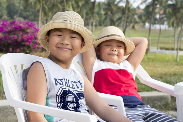 Feliz asiático criança desfrutar verão férias, família férias viagem com menino juntos lazer diversão — Fotografia de Stock