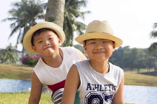 Счастливый азиатский ребенок наслаждаться летними каникулами, семейный отдых путешествие с мальчиком вместе досуг весело Стоковая Картинка