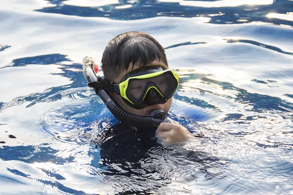 Máscara de snorkel de niños felices en vacaciones de verano de agua — Foto de Stock