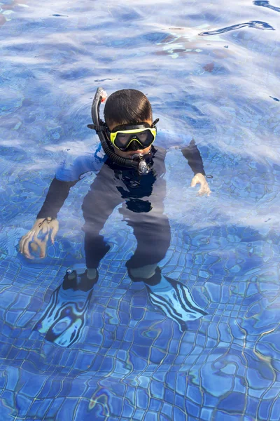 Crianças felizes snorkelling máscara na água férias de verão — Fotografia de Stock