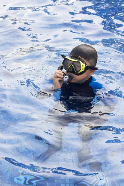 Crianças felizes snorkelling máscara na água férias de verão — Fotografia de Stock