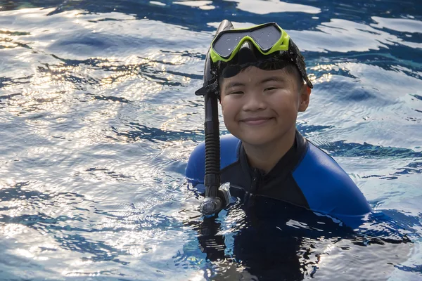 Crianças felizes snorkelling máscara na água férias de verão Fotos De Bancos De Imagens