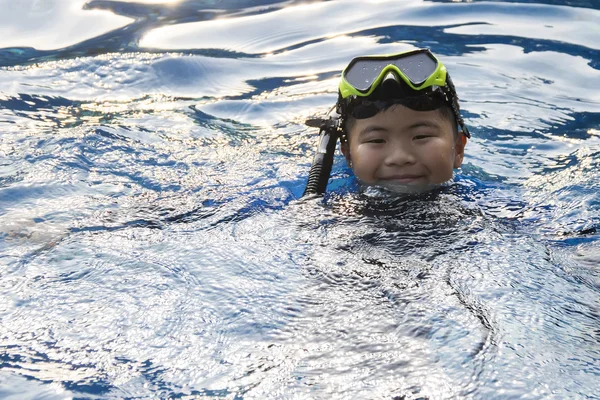 Crianças felizes snorkelling máscara na água férias de verão Imagens De Bancos De Imagens