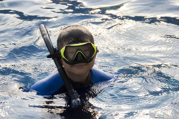 Crianças felizes snorkelling máscara na água férias de verão Imagens De Bancos De Imagens Sem Royalties