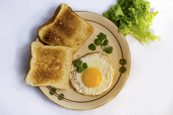 Υγιεινό πρωινό τηγανητό ψωμί τοστ, λουκάνικο, κίτρινο κρόκο του αυγού, φυτικά πρωί — Φωτογραφία Αρχείου