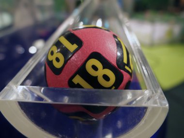 Kazanan numara ayıklama sırasında piyango topları