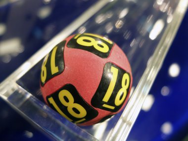 Kazanan numara ayıklama sırasında piyango topları