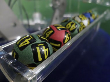 Kazanan numara ayıklama sırasında piyango topları