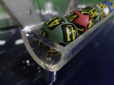 Kazanan numara ayıklama sırasında piyango topları