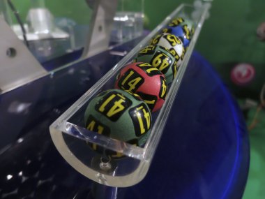 Kazanan numara ayıklama sırasında piyango topları