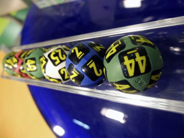 Kazanan numara ayıklama sırasında piyango topları