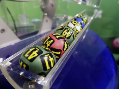 Kazanan numara ayıklama sırasında piyango topları